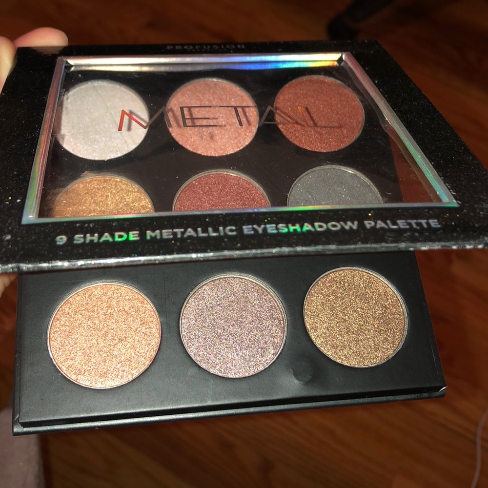 BRAND NEW ❣️ 9 Shade Metallic Eyeshadow Palette ❣️